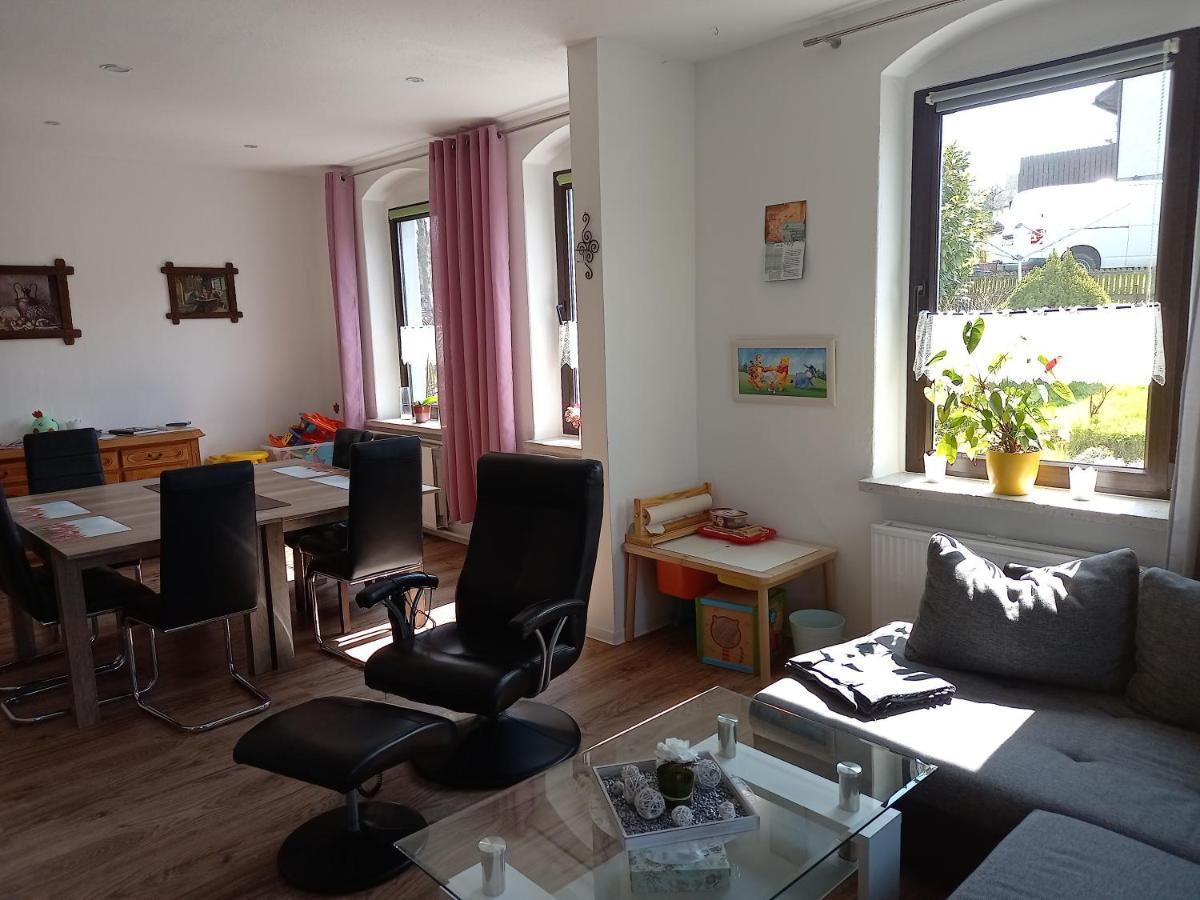 Familienfreundliche Ferienwohnung Erzgebirge シュネーベルク エクステリア 写真